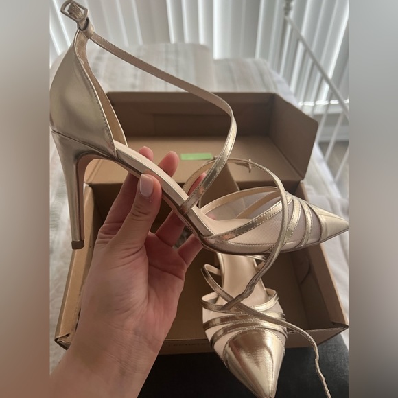 Brand new never worn gold pointed Le Château heels - Picture 1 of 7